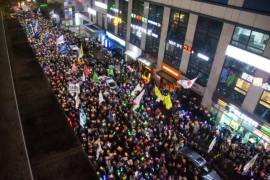 Los manifestantes salen a las calles de Seúl, Corea del Sur, pidiendo la destitución de Yoon el 11 de diciembre de 2024.