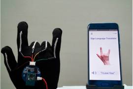 Con estos guantes las personas sordas podrán ponerle voz a su lenguaje de señas