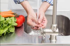 Exhortan a lavar y desinfectar frutas y verduras adecuadamente.
