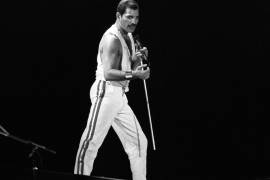 El cantante británico Freddie Mercury, líder del grupo musical Queen, durante su actuación en el Mini Estadio del F.C. Barcelona antes más de treinta mil personas en 1986. EFE/Sergio Lainz