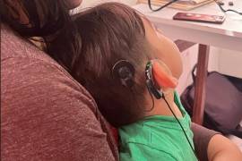 El procesador externo capta los sonidos y los transmite al implante, que envía las señales al cerebro para su interpretación.