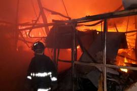Desalojan a 300 personas por incendio en Tlalnepantla