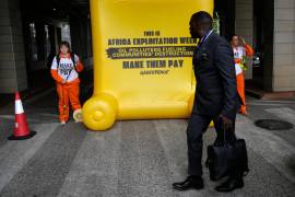 Activistas de Greenpeace Africa protestan afuera de una conferencia sobre energía en Ciudad del Cabo, Sudáfrica, el 13 de octubre del 2026.