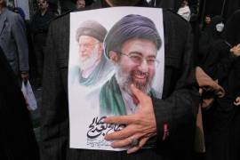 Irán ha intentado cobrarse un precio por el ataque ejerciendo control sobre el estrecho, la vía marítima angosta por la que suele transitar aproximadamente una quinta parte del petróleo mundial.