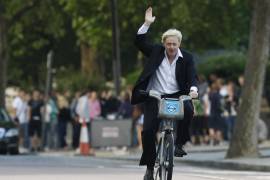 Boris Johnson saluda a la gente el 30 de julio del 2010 cuando, siendo alcalde de Londres, lanzó una iniciativa para promover el uso de bicicletas.