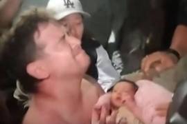Una madre rescatada de entre los escombros de Venezuela con su hijo recién nacido describe 32 horas angustiosas