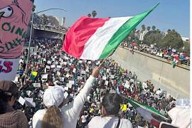 Los manifestantes bloquearon algunos carriles de la autopista 101 en Los Ángeles.