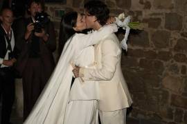 Fiesta. La pareja eligió el blanco para su boda y recibió los aplausos de los seguidores que esperaron su salida del recinto.
