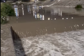 Como medida preventiva, diversas calles y avenidas fueron cerradas temporalmente debido al incremento del nivel del agua, mientras cuerpos de emergencia monitoreaban los puntos considerados de mayor peligro.