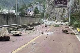 Rocas caídas en una carretera cerca de la ciudad de Lengqi en el condado de Luding de la provincia de Sichuan, suroeste de China.