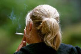 Las mujeres fuman menos cigarrillos que los hombres, sin embargo, tienen más dificultades para dejar este hábito. AP/Julio Cortez