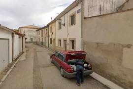 Google Street View permite a los usuarios navegar por mapas en tres dimensiones con fotografías reales capturadas por cámaras de automóviles.