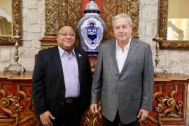 Roger Rigaud, cónsul general de Estados Unidos en Monterrey (Izq), dialogó sobre relaciones exteriores con el alcalde de Saltillo, José María Fraustro Siller.