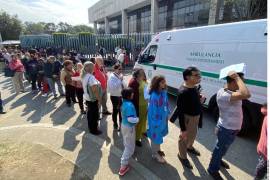 Una mujer que superó el cáncer y requiere de una cirugía plástica reconstructiva de mama tardó casi dos horas en obtener su cita para marzo.