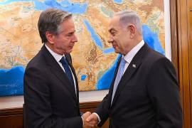 El Primer Ministro israelí, Benjamin Netanyahu (derecha), estrechando la mano del Secretario de Estado de Estados Unidos, Antony Blinken, durante una reunión en Jerusalén.