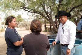 El alcalde “Chano” Díaz supervisa personalmente la entrega de agua potable en la colonia El Mezquite. FOTOS: CORTESÍA