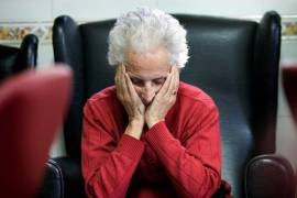 Una enferma de Alzheimer descansa en la sala de estar del centro de día “La Pineda” en Castellón, España.