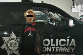 Detienen a presunta narcomenudista cuando fumaba cigarro de “mota”en la vía pública, en NL