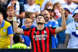 Santiago Giménez celebra su gol con el AC Milan en el amistoso contra Leeds United en Dublín.