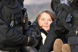 La joven ambientalista denunció que ‘la protección del clima no es un delito’ tras su detención por protestar contra la expansión de una mina en el pueblo carbonero Luetzerath, Alemania