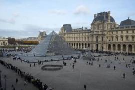 La gente hace cola afuera del museo del Louvre tres días después de que joyas históricas fueran robadas en un audaz robo a plena luz del día, el miércoles 22 de octubre de 2025.