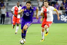 Kaká descarta jubilación y quiere regresar al Sao Paulo