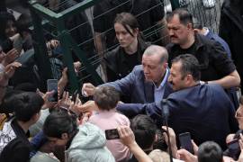 El presidente turco Recep Tayyip Erdogan se acerca a sus simpatizantes en un centro de votación el domingo 14 de mayo de 2023, en Estambul, Turquía.