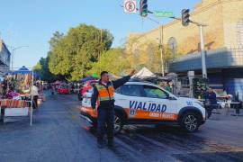 Tránsitos coordinan el flujo vehicular cerca de un centro comercial.