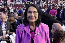 Fotografía de archivo del 22 de agosto de 2024 donde aparece la líder sindicalista estadounidense Dolores Huerta posando durante su asistencia a la Convención Nacional Demócrata en Chicago, Illinois.