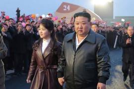 No se sabe mucho sobre la hija de Kim. A pesar de su creciente visibilidad en la propaganda, los medios estatales norcoreanos nunca han publicado su nombre, refiriéndose a ella como su hija “respetada” o “más querida”.