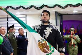 El presidente municipal de Elota, Sinaloa, Richard Millán Vázquez, llamó la atención en redes sociales por el atuendo que eligió para encabezar el Grito de Independencia.