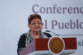 Fotografía de la Fiscal Ernestina Godoy durante una conferencia
