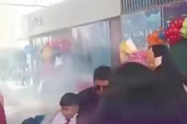 El estallido provocó pánico entre los graduados y padres de familia.