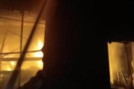 Bomberos ingresaron al inmueble asegurado tras forzar el acceso principal para sofocar el incendio.