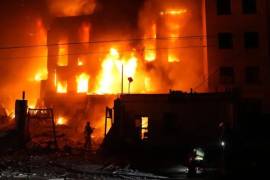 Un rescatista extingue un incendio en un edificio destruido tras un ataque con misiles rusos en Kiev, Ucrania, el martes 8 de septiembre de 2026.