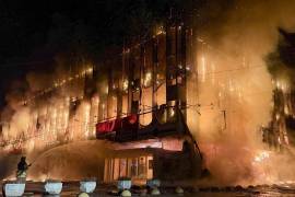 Equipos de rescate ucranianos trabajan en el lugar de un ataque ruso perpetrado durante la noche contra un centro comercial en Zaporiyia, Ucrania, el 21 de septiembre de 2026.