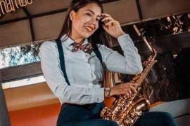Dan de alta a María Elena, saxofonista agredida con ácido