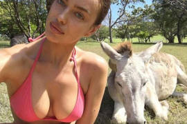 Irina Shayk en bikini... y con un burro