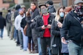 Coronavirus: Ignorando la orden de quedarse en casa centenares votan en Wisconsin pese a la pandemia por COVID-19