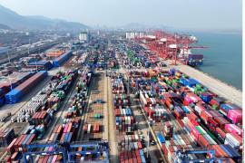 “China insta a Estados Unidos a levantar los aranceles unilaterales impuestos a sus socios comerciales”, comentó el Ministerio de Comercio de China.