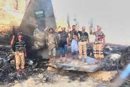 Medios de comunicación hutíes e iraníes publicaron fotografías de los rebeldes celebrando el derribo de un avión de combate saudí.