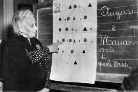 Perugia, Italia, 9-13-1950.- La pedagoga María Montessori explica los símbolos utilizados en su método, en la última clase que dio para profesores en la Universidad de Perugia.