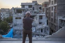 Un hombre iraní observa un edificio destruido por un ataque con misiles israelíes durante la guerra de 12 días.
