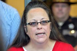 La secretaria del condado de Rowan, Kim Davis, da una declaración a los medios de comunicación en la puerta principal del Centro Judicial de este Condado en Morehead, Kentucky, el 14 de septiembre de 2015.