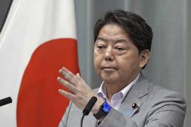 El ministro jefe del gabinete japonés, Yoshimasa Hayashi, habla durante una conferencia de prensa en la oficina del primer ministro en Tokio. FOTO: