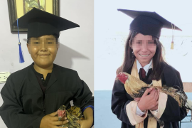 Los niños, recién graduados de educación primaria, posan felizmente con sus nuevas mascotas.