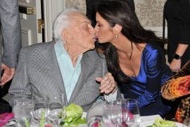 Catherine Zeta Jones besa en la boca a su suegro Kirk Douglas de 100 años de edad