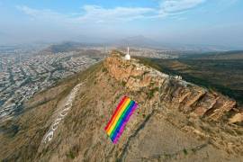 Colocan monumental bandera LGBT en el Cerro del Pueblo de Saltillo