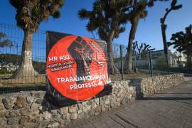 En la manta se señaló que el personal labora “bajo protesta”.