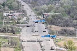 El 30 de septiembre de 2026 se observan coches destruidos en una carretera que parte de la ciudad de Oleshky, ocupada por Rusia, en la región de Jersón, Ucrania.